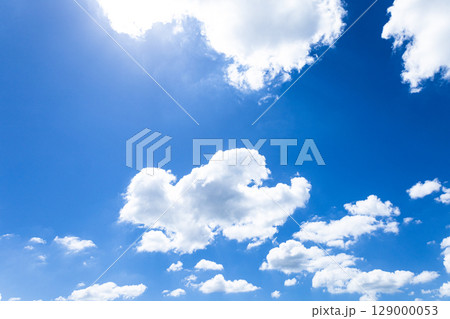 爽やかな夏の青空と白い雲のシンプルな風景 爽やかな夏の青空と白い雲のシンプルな風景 129000053