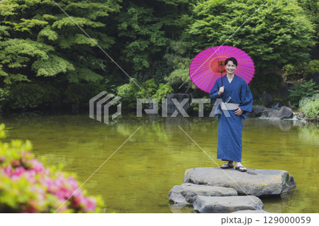 浴衣でデートをする男女 浴衣でデートをする男女 129000059