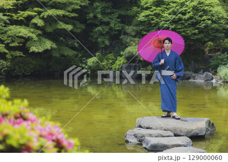 浴衣でデートをする男女 浴衣でデートをする男女 129000060