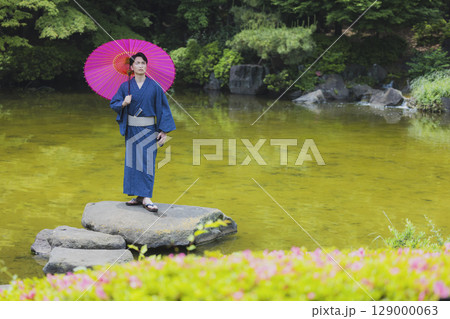 浴衣でデートをする男女 129000063