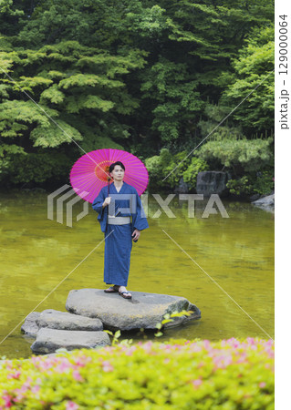 浴衣でデートをする男女 129000064