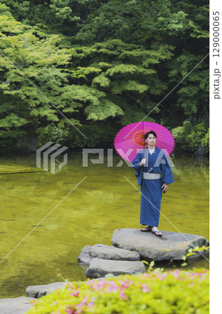 浴衣でデートをする男女 129000065