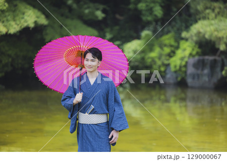 浴衣でデートをする男女 129000067