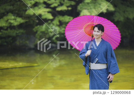 浴衣でデートをする男女 129000068