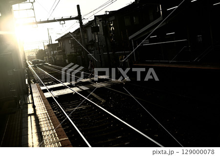 太陽の光で光る線路のレール 太陽の光で光る線路のレール 129000078