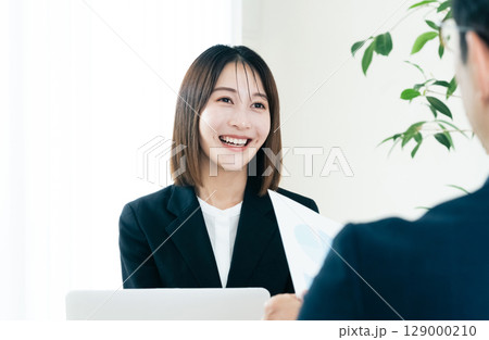 営業をするビジネスウーマン 営業をするビジネスウーマン 129000210