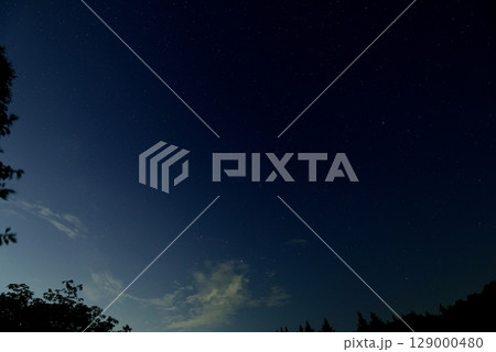 星が輝く夜空 129000480