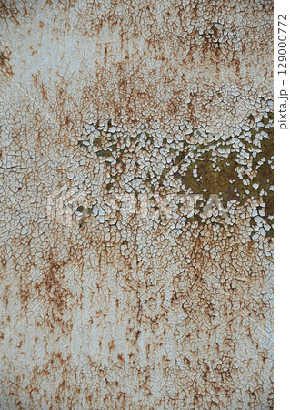 錆びて劣化した金属の表面 129000772