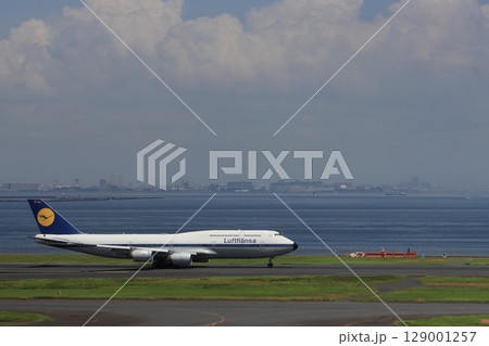 羽田空港を滑走するルフトハンザ機　747　ジャンボジェット 129001257