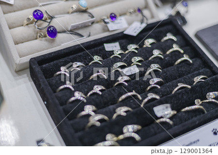 肉球がデザインされたシルバーのスプーンリング　展示　販売　陳列 129001364