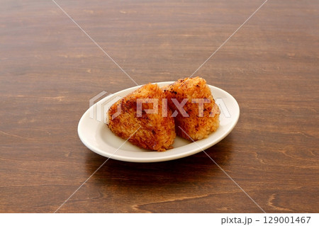 テーブル背景の手作り焼きおにぎり 129001467