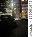 ビルの谷間から見える夜景 129001643