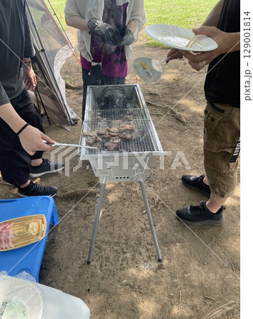 バーベキュー風景 129001814