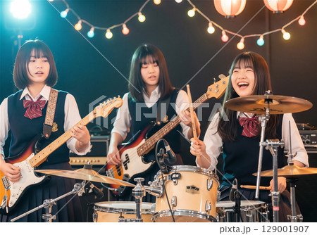 制服姿の女子高生バンドが音楽で青春を奏でる感動の瞬間 制服姿の女子高生バンドが音楽で青春を奏でる感動の瞬間 129001907