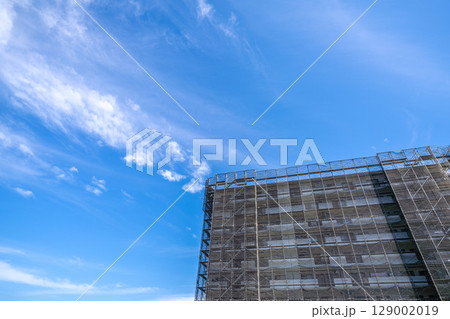 日本の横浜都市景観　夏空が広がる…マンションの補修や点検等、足場や防護ネットなどを望む＝7月27日 129002019