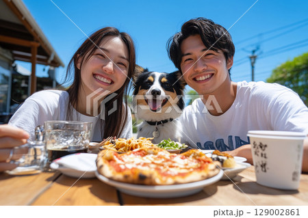 愛犬とテラスで笑顔のランチタイムを過ごすカップル 愛犬とテラスで笑顔のランチタイムを過ごすカップル 129002861