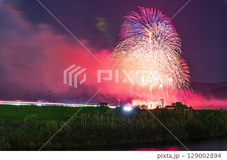 夏の夜空に映える夏の風物詩 打ち上げ花火風景 (鮎祭り花火大会 甲佐町) 夏の夜空に映える夏の風物詩 打ち上げ花火風景 (鮎祭り花火大会 甲佐町) 129002894