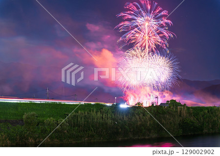 夏の夜空に映える夏の風物詩 打ち上げ花火風景 (鮎祭り花火大会 甲佐町) 夏の夜空に映える夏の風物詩 打ち上げ花火風景 (鮎祭り花火大会 甲佐町) 129002902