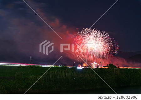 夏の夜空に映える夏の風物詩　打ち上げ花火風景　(鮎祭り花火大会　甲佐町) 129002906