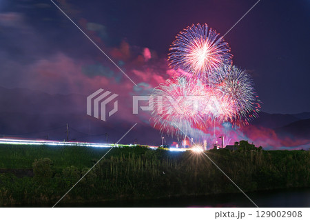 夏の夜空に映える夏の風物詩 打ち上げ花火風景 (鮎祭り花火大会 甲佐町) 夏の夜空に映える夏の風物詩 打ち上げ花火風景 (鮎祭り花火大会 甲佐町) 129002908