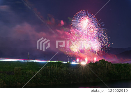 夏の夜空に映える夏の風物詩 打ち上げ花火風景 (鮎祭り花火大会 甲佐町) 夏の夜空に映える夏の風物詩 打ち上げ花火風景 (鮎祭り花火大会 甲佐町) 129002910