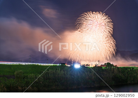 夏の夜空に映える夏の風物詩　打ち上げ花火風景　(鮎祭り花火大会　甲佐町) 129002950