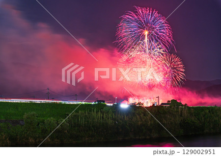 夏の夜空に映える夏の風物詩　打ち上げ花火風景　(鮎祭り花火大会　甲佐町) 129002951