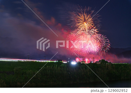夏の夜空に映える夏の風物詩 打ち上げ花火風景 (鮎祭り花火大会 甲佐町) 夏の夜空に映える夏の風物詩 打ち上げ花火風景 (鮎祭り花火大会 甲佐町) 129002952
