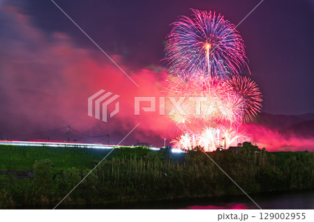 夏の夜空に映える夏の風物詩 打ち上げ花火風景 (鮎祭り花火大会 甲佐町) 夏の夜空に映える夏の風物詩 打ち上げ花火風景 (鮎祭り花火大会 甲佐町) 129002955