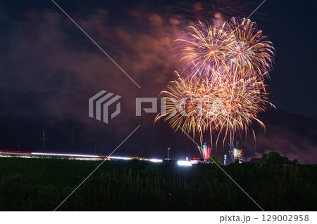 夏の夜空に映える夏の風物詩　打ち上げ花火風景　(鮎祭り花火大会　甲佐町) 129002958