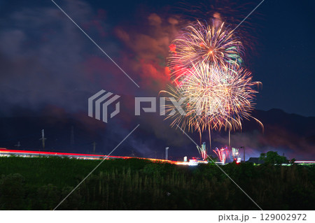 夏の夜空に映える夏の風物詩　打ち上げ花火風景　(鮎祭り花火大会　甲佐町) 129002972