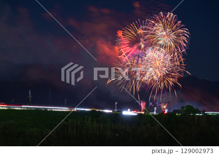 夏の夜空に映える夏の風物詩　打ち上げ花火風景　(鮎祭り花火大会　甲佐町) 129002973