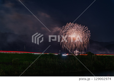 夏の夜空に映える夏の風物詩　打ち上げ花火風景　(鮎祭り花火大会　甲佐町) 129002974