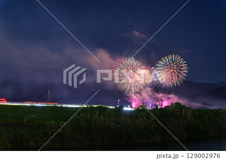 夏の夜空に映える夏の風物詩 打ち上げ花火風景 (鮎祭り花火大会 甲佐町) 夏の夜空に映える夏の風物詩 打ち上げ花火風景 (鮎祭り花火大会 甲佐町) 129002976