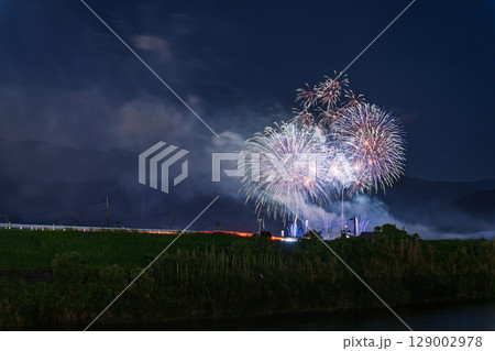 夏の夜空に映える夏の風物詩 打ち上げ花火風景 (鮎祭り花火大会 甲佐町) 夏の夜空に映える夏の風物詩 打ち上げ花火風景 (鮎祭り花火大会 甲佐町) 129002978
