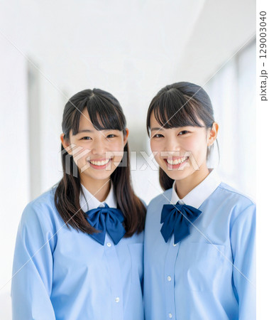 廊下に並んでいるふたりの女子学生 129003040