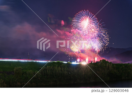 夏の夜空に映える夏の風物詩　打ち上げ花火風景　(鮎祭り花火大会　甲佐町) 129003046