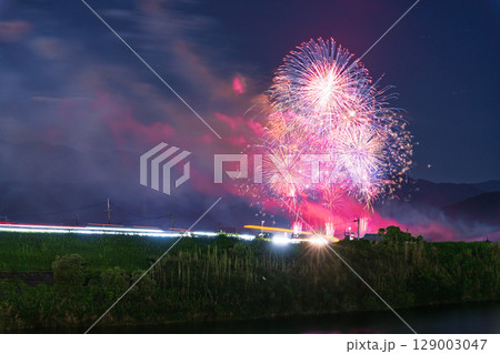 夏の夜空に映える夏の風物詩 打ち上げ花火風景 (鮎祭り花火大会 甲佐町) 夏の夜空に映える夏の風物詩 打ち上げ花火風景 (鮎祭り花火大会 甲佐町) 129003047