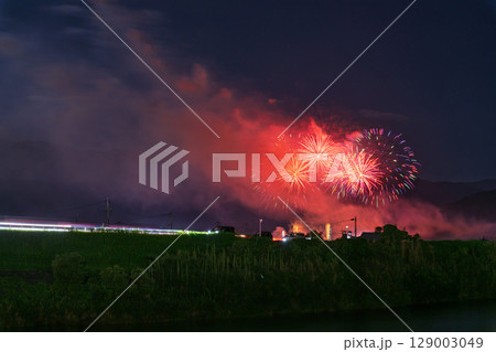 夏の夜空に映える夏の風物詩　打ち上げ花火風景　(鮎祭り花火大会　甲佐町) 129003049