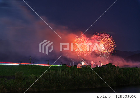 夏の夜空に映える夏の風物詩 打ち上げ花火風景 (鮎祭り花火大会 甲佐町) 夏の夜空に映える夏の風物詩 打ち上げ花火風景 (鮎祭り花火大会 甲佐町) 129003050