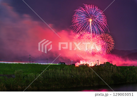 夏の夜空に映える夏の風物詩 打ち上げ花火風景 (鮎祭り花火大会 甲佐町) 夏の夜空に映える夏の風物詩 打ち上げ花火風景 (鮎祭り花火大会 甲佐町) 129003051
