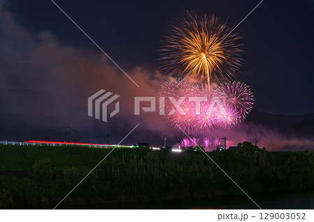 夏の夜空に映える夏の風物詩　打ち上げ花火風景　(鮎祭り花火大会　甲佐町) 129003052