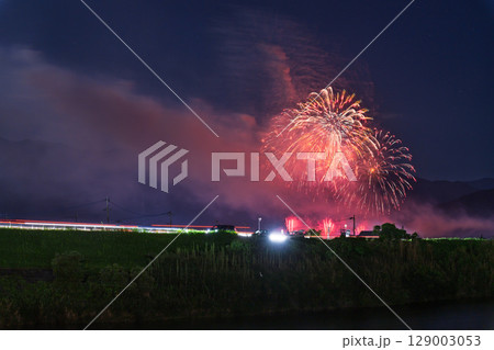 夏の夜空に映える夏の風物詩 打ち上げ花火風景 (鮎祭り花火大会 甲佐町) 夏の夜空に映える夏の風物詩 打ち上げ花火風景 (鮎祭り花火大会 甲佐町) 129003053