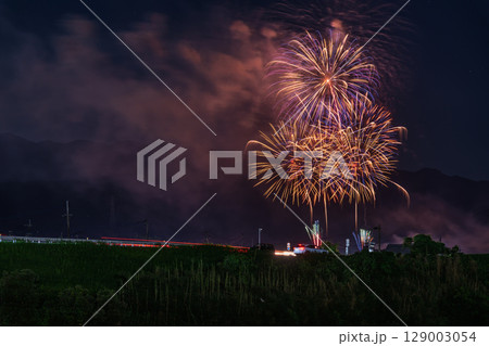 夏の夜空に映える夏の風物詩　打ち上げ花火風景　(鮎祭り花火大会　甲佐町) 129003054
