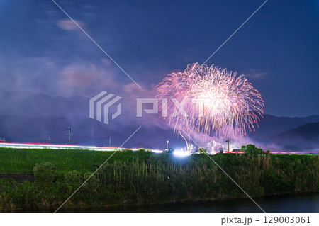 夏の夜空に映える夏の風物詩　打ち上げ花火風景　(鮎祭り花火大会　甲佐町) 129003061