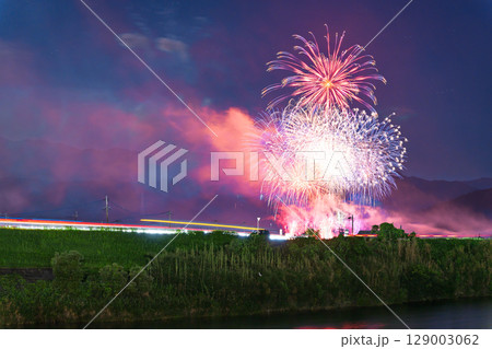 夏の夜空に映える夏の風物詩 打ち上げ花火風景 (鮎祭り花火大会 甲佐町) 夏の夜空に映える夏の風物詩 打ち上げ花火風景 (鮎祭り花火大会 甲佐町) 129003062
