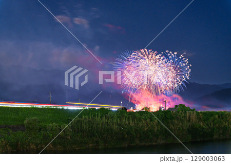 夏の夜空に映える夏の風物詩 打ち上げ花火風景 (鮎祭り花火大会 甲佐町) 夏の夜空に映える夏の風物詩 打ち上げ花火風景 (鮎祭り花火大会 甲佐町) 129003063