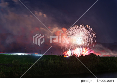 夏の夜空に映える夏の風物詩　打ち上げ花火風景　(鮎祭り花火大会　甲佐町) 129003064