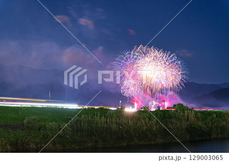 夏の夜空に映える夏の風物詩 打ち上げ花火風景 (鮎祭り花火大会 甲佐町) 夏の夜空に映える夏の風物詩 打ち上げ花火風景 (鮎祭り花火大会 甲佐町) 129003065