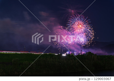 夏の夜空に映える夏の風物詩 打ち上げ花火風景 (鮎祭り花火大会 甲佐町) 夏の夜空に映える夏の風物詩 打ち上げ花火風景 (鮎祭り花火大会 甲佐町) 129003067